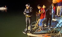 Người nhái xuyên đêm tìm kiếm nạn nhân vụ rơi trực thăng trên vịnh Hạ Long