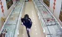 Hình ảnh nghi phạm dùng búa cướp tiệm vàng ở Hưng Yên. Ảnh: Cắt từ clip