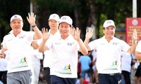 Ông Lê Tiến Châu (giữa ảnh) tham gia ngày chạy cùng học sinh sinh viên tại Hải Phòng.