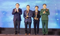 Đại tướng Phan Văn Giang trao tặng giải nhất cuộc thi ảnh Tổ quốc bên bờ sóng 