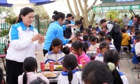 Tuổi trẻ Hải Phòng nấu ăn, tặng máy tính cho trẻ em tỉnh Điện Biên 