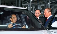 Tổng thống Indonesia Joko Widodo thăm và tìm hiểu về các dòng ô tô điện tại Nhà máy VinFast tại Hải Phòng. 