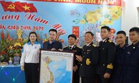 Đoàn công tác tặng bản đồ Việt Nam cho Lữ đoàn đặc công 126 đêm 30 Tết Nguyên đán Giáp Thìn 2024.