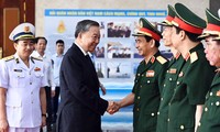 Chủ tịch nước Tô Lâm cùng lãnh đạo Bộ Quốc phòng tại Quân chủng Hải quân. Ảnh: Việt Trung/QĐND 