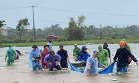 Tuổi trẻ Hưng Yên &apos;dầm mưa&apos; chạy lũ với nông dân 