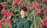 Nữ chiến sĩ quân hàm xanh dệt mùa xuân biên cương