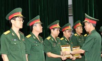 Lãnh đạo Học viện Kỹ thuật Quân sự trao thưởng cho các đơn vị có thành tích xuất sắc trong phong trào Thi đua Quyết thắng năm học 2017-2018