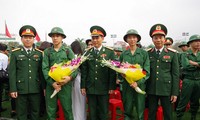 Thiếu tướng Trần Võ Dũng, Chính ủy Quân khu 4 và Đại tá Trần Văn Hùng, Chỉ huy trưởng Bộ CHQS tỉnh Nghệ An động viên thanh niên thành phố Vinh lên đường nhập ngũ