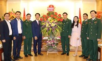Đồng chí Nguyễn Ngọc Lương và đoàn đại biểu Trung ương Đoàn chúc mừng Bộ Tư lệnh Bộ đội Biên phòng