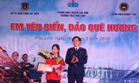 Lãnh đạo Bộ Tư lệnh Cảnh sát biển trao giải Nhất cho thí sinh xuất sắc nhất cuộc thi