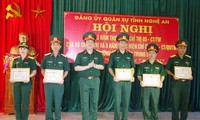  Thượng tá Thái Đức Hạnh,, Chính ủy Bộ CHQS tỉnh Nghệ An trao Giấy khen cho 5 tập thể có thành tích xuất sắc trong thực hiện Chỉ thị 05 giai đoạn 2016-2019 