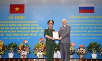 Đại sứ Vnukov Konstannin Vasilievich trao Huân chương Hữu nghị tặng Thượng tướng Nguyễn Chí Vịnh