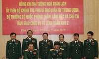 Đại tướng Ngô Xuân Lịch chứng kiến ký biên bản bàn giao giữa Trung tướng Phùng Sĩ Tấn và Thiếu tướng Phạm Hồng Chương.