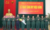 Lãnh đạo Bộ Quốc phòng, Tổng cục Chính trị và Bộ Tổng tham mưu QĐND Việt Nam chúc mừng các sĩ quan cao cấp được trao tặng Huy hiệu 40 năm và 30 năm tuổi Đảng
