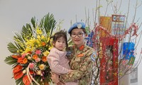 Đại úy Nguyễn Thị Thu Ngân bế bé Bún - con gái đầu lòng của vợ chồng trung úy Lê Hồng Thanh và đại úy Lê Thị Hồng Vân đang làm nhiệm vụ tại Nam Sudan