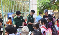 Lực lượng Biên phòng phát khẩu trang phòng dịch nCoV cho học sinh tiểu học