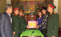 Bộ CHQS tỉnh Quảng Trị tặng quà cho thanh niên có hoàn cảnh khó khăn trên địa bàn huyện Hướng Hóa nhập ngũ năm 2020