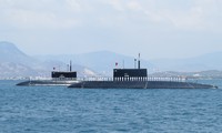 Tàu ngầm 182 - Hà Nội và Tàu ngầm 183 - TPHCM tại quân cảng Cam Ranh