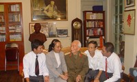 Đại tướng Võ Nguyên Giáp gặp gỡ đoàn nạn nhân chất độc da cam/dioxin Việt Nam trước khi đoàn sang Mỹ vận động ủng hộ đấu tranh đòi công lý, tháng 6/2006