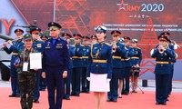 Thượng tá Đặng Mỹ Hạnh, Trưởng đoàn đội tuyển Văn hóa nghệ thuật của Quân đội nhân dân Việt Nam (ngoài cùng bên trái) nhận Bằng khen của Ban tổ chức Army-2020, ngày 29/8. Ảnh: QĐND