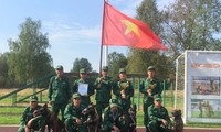 Đội tuyển Huấn luyện chó nghiệp vụ Việt Nam tại lễ bế mạc cuộc thi “Người bạn trung thành”. Ảnh: QĐND