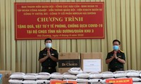 Lãnh đạo Ban Thanh niên Quân đội (bên trái) trao tặng vật chất, vật tư y tế chống dịch cho Bộ chỉ huy Quân sự tỉnh Hải Dương