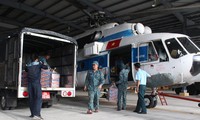 Bộ đội Không quân vận chuyển gạo, nhu yếu phẩm cho người dân bị cô lập ở Phước Sơn, Quảng Nam