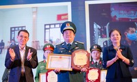 Lãnh đạo Mặt trận Tổ quốc Việt Nam và Viện Huyết học truyền máu T.Ư trao tặng Bằng khen của Bộ trưởng Bộ Y tế cho Sư đoàn Không quân 371, tháng 12/2020