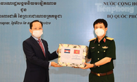 Thừa ủy quyền của lãnh Bộ Quốc phòng Việt Nam, Trung tướng Vũ Chiến Thắng trao tượng trưng trang bị y tế phòng chống dịch COVID-19 tặng Bộ Quốc phòng Campuchia, chiều 21/5.