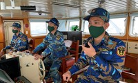 Sĩ quan tàu 954 điều khiển tàu từ đảo Thổ Chu về đảo Phú Quốc trong điều kiện thời tiết xấu. Ảnh: Vùng 5 Hải quân