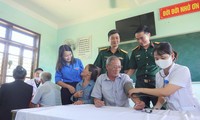 Ban Thanh niên Quân đội và Tỉnh đoàn Quảng Trị tổ chức các hoạt động tri ân hướng về đối tượng chính sách và đồng bào nghèo. Ảnh: Nguyễn Minh