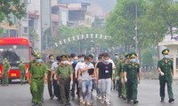 Công an và Biên phòng Việt Nam dẫn giải 16 người Trung Quốc ra vạch phân định cửa khẩu đường bộ quốc tế Lào Cai