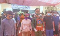 Lễ tang của quân nhân Trần Đức Đô được tiến hành theo nghi thức quân đội, ngày 1/7. Ảnh: Bảo An