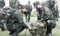 Y bác sĩ Bệnh viện Quân y 105 sắp xếp quân tư trang đi chống dịch. Ảnh: Nguyễn Minh