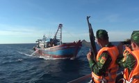 Biên phòng truy đuổi 2 tàu cá khai thác hải sản trái phép