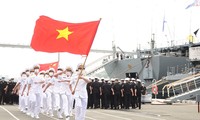 Đoàn Hải quân nhân dân Việt Nam diễu duyệt đội ngũ tại lễ khai mạc. Ảnh: QĐND