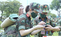 Vào Nam tham gia chống dịch, học viên Học viện Quân y giữ liên lạc với đơn vị và gia đình chủ yếu qua điện thoại di động. - Ảnh: Nguyễn Minh