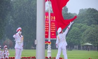 Chiến sĩ Đội Tiêu binh Danh dự (Đoàn 275) thực hiện động tác tung cờ trong nghi lễ chào cờ buổi sáng tại Quảng trường Ba Đình