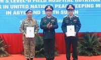 Thượng tướng Hoàng Xuân Chiến, Thứ trưởng Bộ Quốc phòng trao Quyết định thành lập Đội Công binh số 1 và BVDC 2.4 cho lãnh đạo Học viện Quân y và Cục Gìn giữ hòa bình Việt Nam