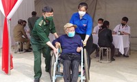 Bộ đội Quân y khám bệnh, cấp thuốc cho hơn 5.000 người dân biên giới