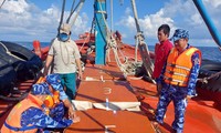 Cảnh sát biển bắt hai tàu vận chuyển trái phép 130.000 lít dầu