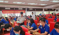 Đoàn viên Cảnh sát biển tuyên truyền pháp luật về biển đảo tại Kiên Giang