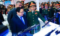 Thủ tướng tham quan vũ khí, khí tài do Việt Nam và các nước sản xuất 
