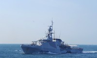 Tàu Hải quân đa nhiệm Hoàng gia Anh và tàu tên lửa Việt Nam luyện tập chung 