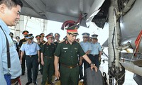 Đại tướng Phan Văn Giang kiểm tra bộ đội Phòng không - Không quân và Quân đoàn 2