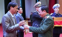 Bộ trưởng Bộ Quốc phòng tặng Bằng khen báo Tiền Phong