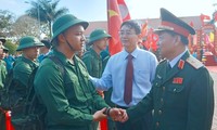 Tư lệnh Quân khu 5 và Bí thư Tỉnh ủy Đắk Lắk tiếp sức thanh niên tòng quân 