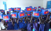 Bác sĩ mũ nồi xanh Việt Nam trao gửi yêu thương tới trẻ em Nam Sudan