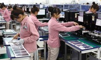 Nhà đầu tư Hàn Quốc có số lượng dự án vào Việt Nam tăng vọt. Trong ảnh, công nhân nhà máy Samsung Việt Nam. ảnh minh hoạ