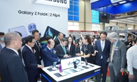 Samsung giới thiệu sản phẩm điện thoại thông minh sản xuất tại Việt Nam trong khuôn khổ Triển lãm công nghiệp hỗ trợ 2022. 